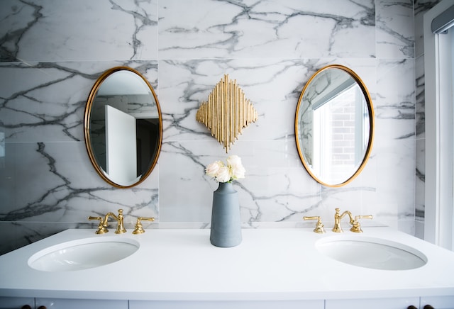 Bathroom vanity decor